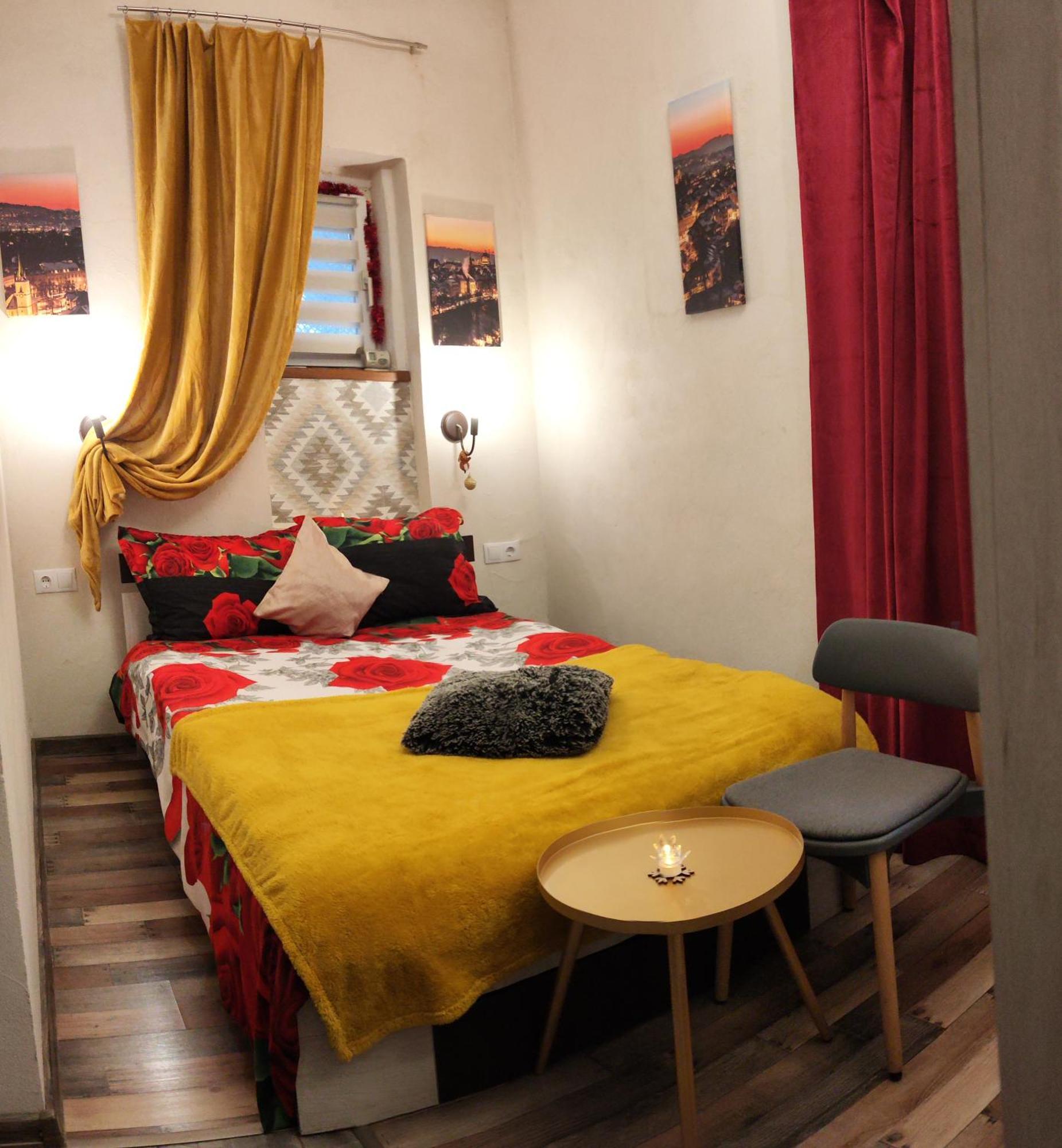 Old City Romantic Studio Брашов Номер фото